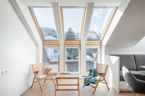 prikaz domačega pršuta in kozarca rebule v Hiši Marica