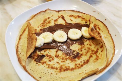 Fotografija servirane porcije gratiniranih čokoladnih palačink z banano