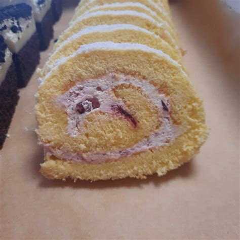 Prikaz sestavljanja rolade iz biskvita in kreme