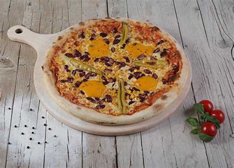 Tematsko foto - miza z različnimi jedmi (pizza, mehiška, LCHF) v restavraciji
