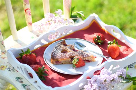 Tematska fotografija večbarvne šarlote, postrežene na pladnju