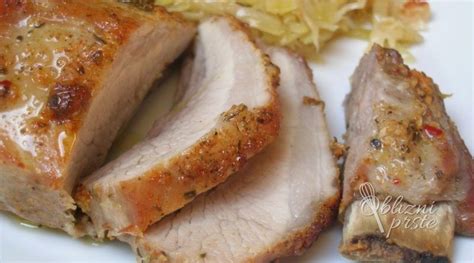 Svinjski kotlet s kislim zeljem, pečen v pekaču