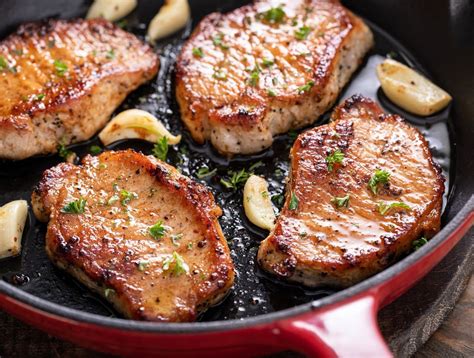 Sestavine za svinjski kotlet s kislim zeljem na kuhinjski deski