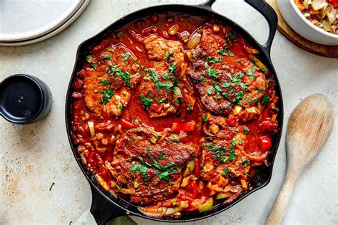 pekač z zlato zapečenimi piščančjimi zrezki in raznobarvno zelenjavo