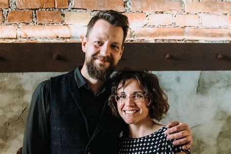 Bine Volčič v svojem naravnem okolju na Posestvu Monstera, kjer ogenj predstavlja osrednji simbol kulinarične identitete.