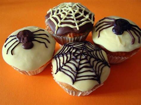 Tematski Halloween mafini z glazuro in dekoracijo pajkove mreže