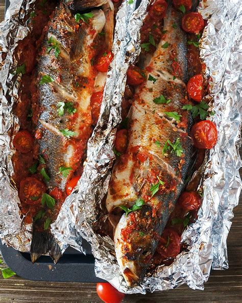 fotografija pečenega brancina v foliji v pečici