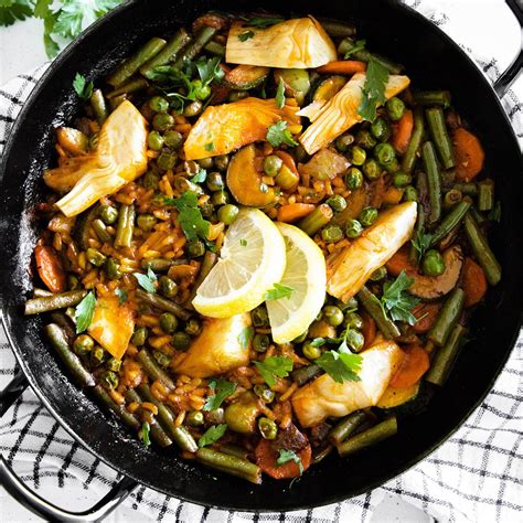 Pisana zelenjavna paella s svežimi zelišči