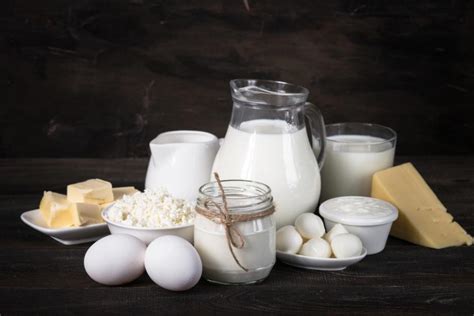 Tematsko foto: raznolikost mlečnih izdelkov, kot so mleko, sir, jogurt in maslo