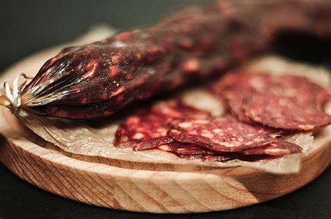 Infografika: Faze dimljenja in sušenja domače salame
