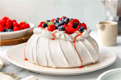 Sladica Pavlova okrašena s kivijem in stepeno smetano