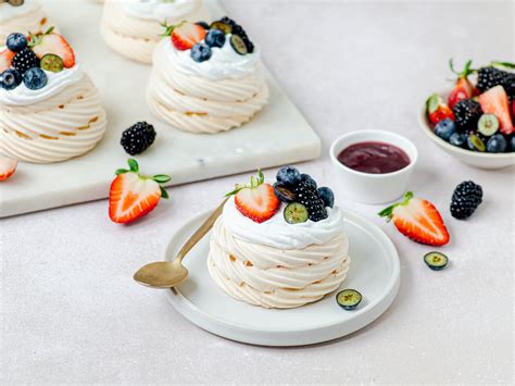 Različne mini Pavlove torte z raznim sadjem