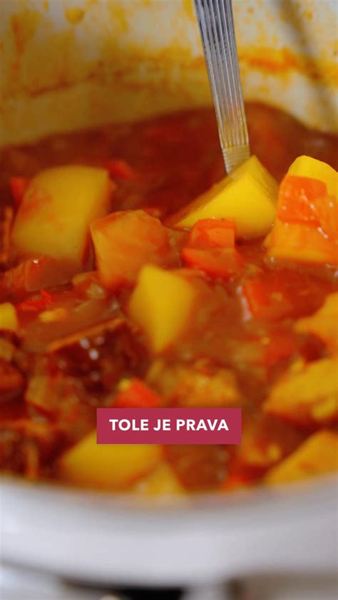 Sveže olupljen krompir, narezan na kocke in namočen v skledi z ledeno vodo