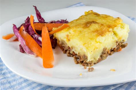 Pastirska pita s plastjo pire krompirja na vrhu, zlato zapečena