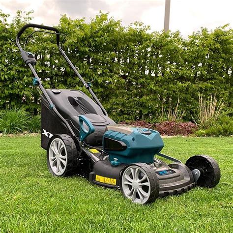 Ilustracija akumulatorske kosilnice, ki prikazuje njeno mobilnost in tiho delovanje.