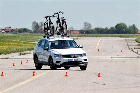 Prikaz različnih tipov nosilcev za kolesa na avtomobilu (strešni, na vlečni kljuki, na zadnjih vratih).