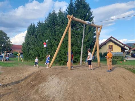 Fotografija otroškega igrišča ob gostilni v naravnem okolju