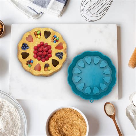 Silikonski pekač za rolade s prikazano roladno torto