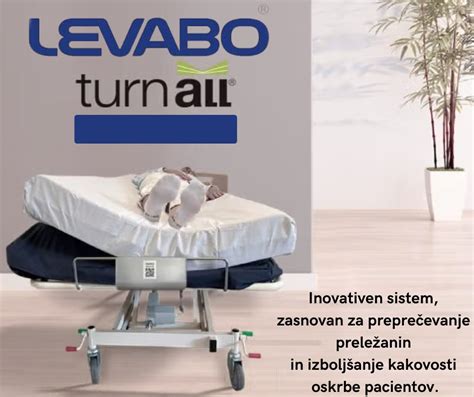 Tematsko fotografijo osebe, ki leži v postelji in uporablja antidekubitusne pripomočke