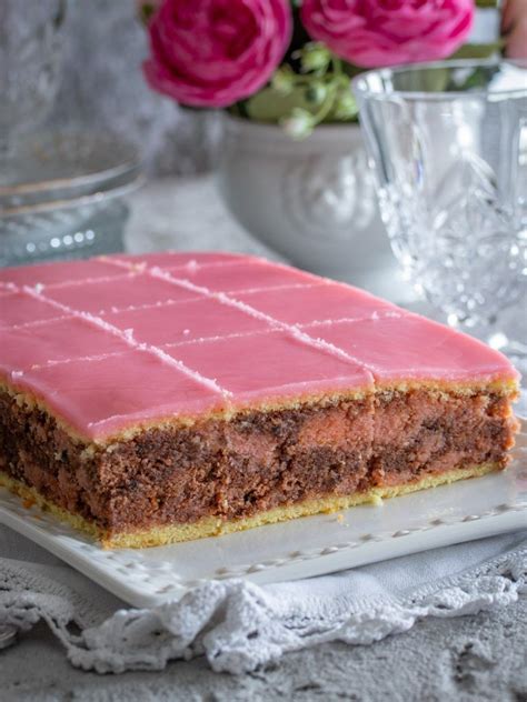 fotografija klasične dunajske punč torte z roza glazuro