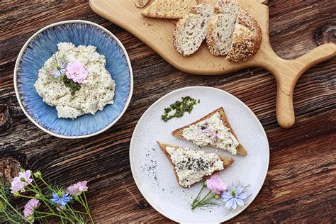 priprava treh različnih zeliščnih masel v skodelicah