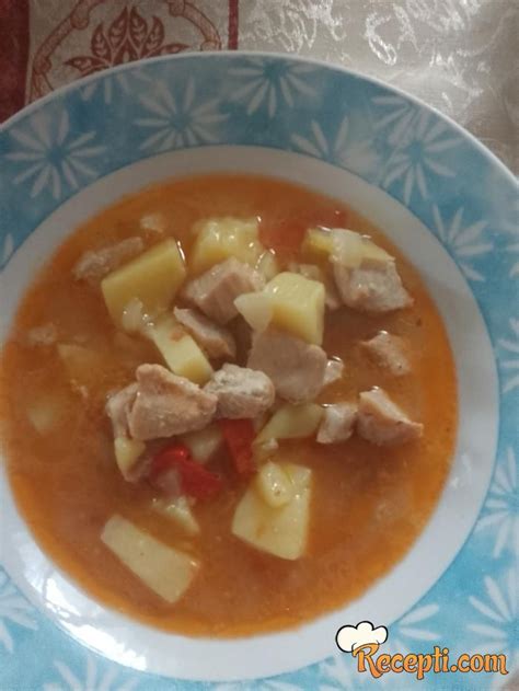 Narezano svinjsko meso, paprika in krompir