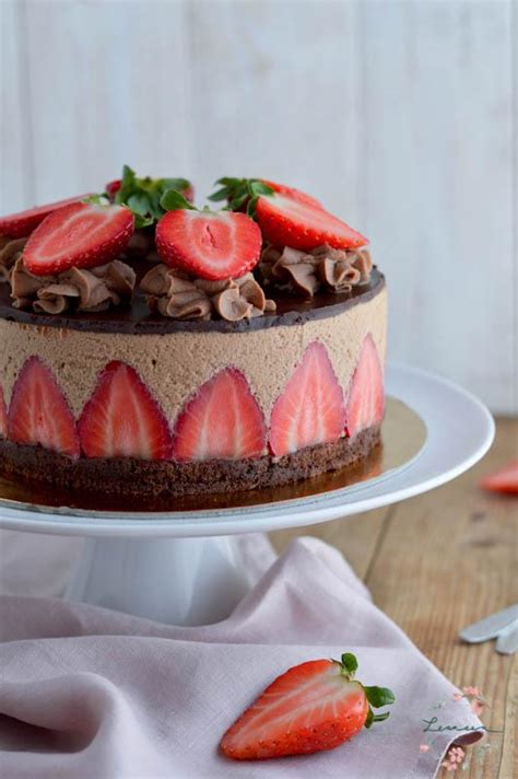Fotografija palačinkove torte s smetano in jagodami