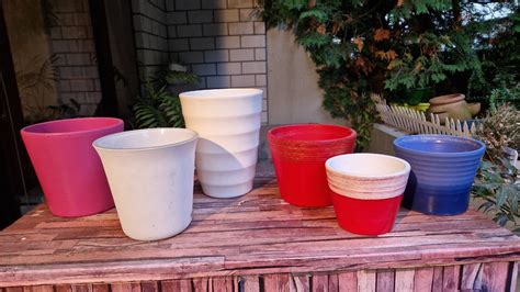 primerjava keramičnih in plastičnih cvetličnih loncev