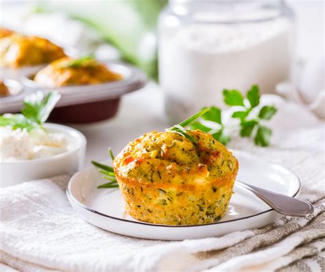 Ilustracija svežega jajčnega namaza z zelišči in zelenjavo