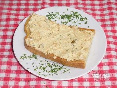 Fotografija jajčnega namaza s česnom na toastu