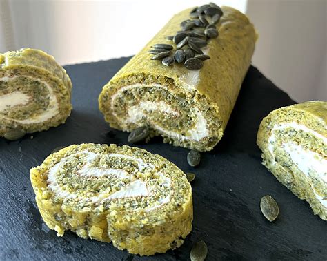 pripravljena bučna rolada s šunko pred peko