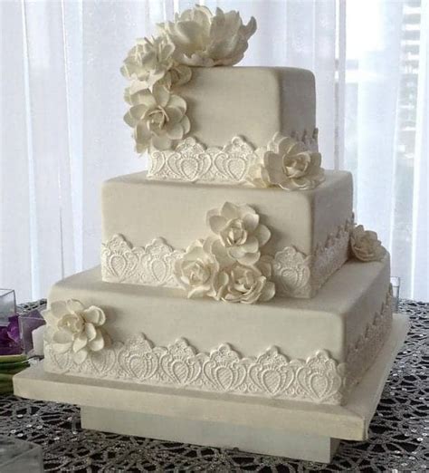 Eleganta večnadstropna poročna torta