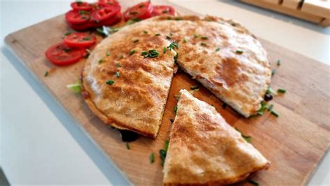 slana različica kruhovega narastka s šunko, sirom in paradižnikom, v pizza stilu