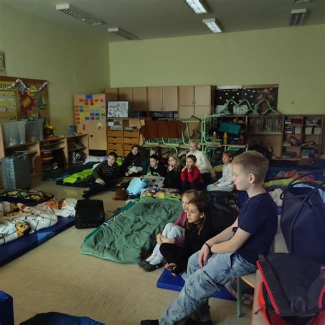 skupina otrok, ki se pripravlja na nočitev v šoli