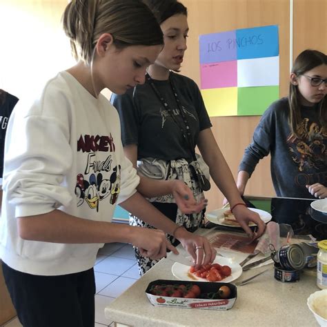 otroci, ki pripravljajo pico v šolski kuhinji