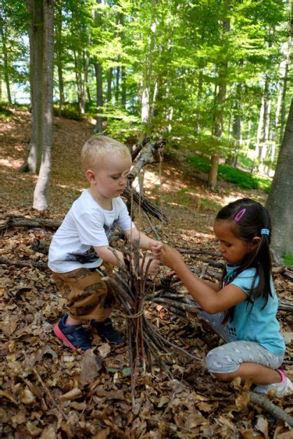 skupina otrok, ki išče zaklad v gozdu