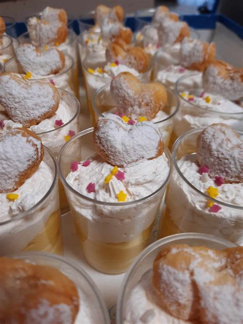 Prikaz končne postrežbe snežnih kep v skledici z vaniljevo kremo