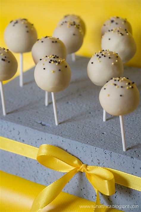 Fotografijo elegantnih cake popsov in popsicles, primernih za dogodke