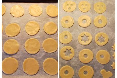 Pekač z izrezanimi božičnimi piškoti pred peko