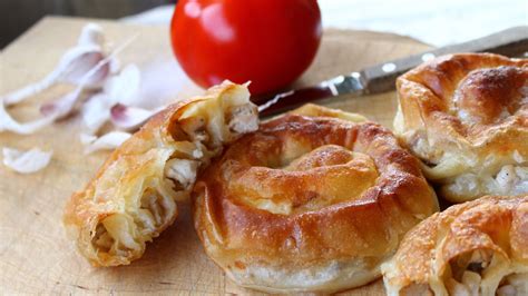 zlatordeč pečen burek, pripravljen za postrežbo