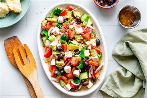Sveža grška solata s paradižnikom, kumarami, olivami in feta sirom