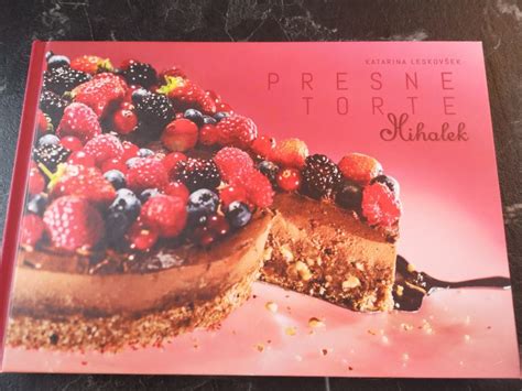 fotografija presne čokoladne torte z avokadom, okrašene z jagodičjem