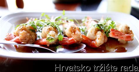 raznolika morska hrana in jedi, vključno z ribami, školjkami, kozicami in lignji