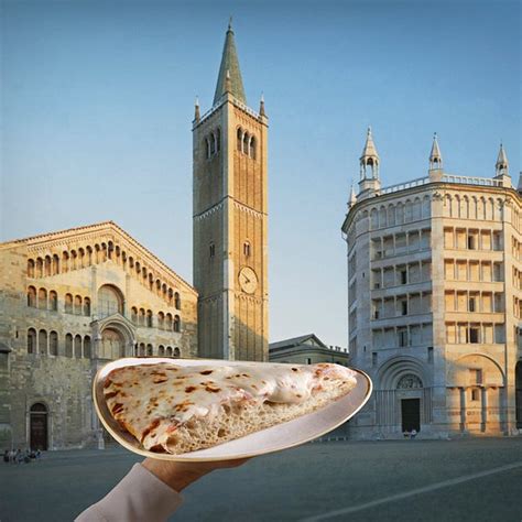 Zgodovinska fotografija prve Pizzerie Parma v pasaži Maximarketa
