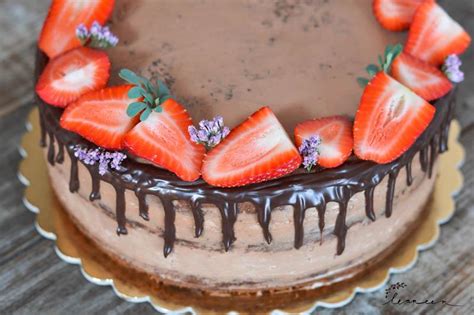 fotografija pečene zdrave Nutelline torte z jagodami