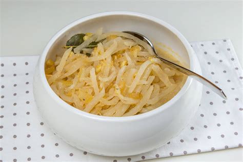 Prikaz sestavin za pripravo jote: kisla repa, fižol, krompir in kosi suhega mesa.