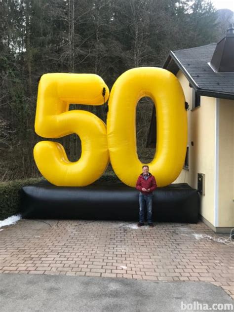 Fotografija napihljive torte kot dekorativnega elementa