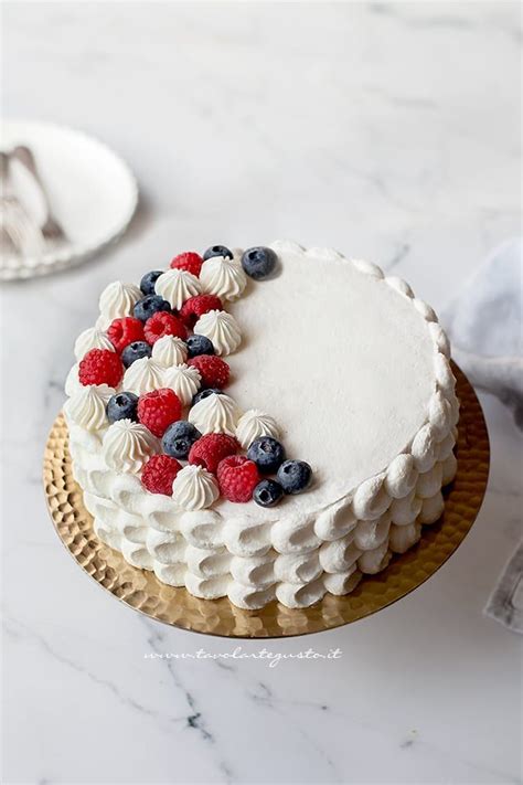 Fotografija torte okrašene s čokoladnimi ostružki in prelivi