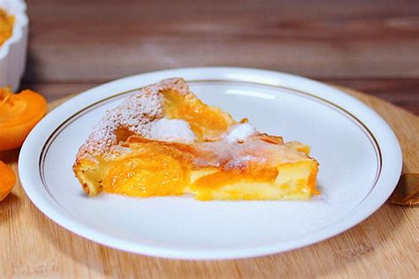Fotografija sladice z marelicami, morda jogurtove pite z marelicami