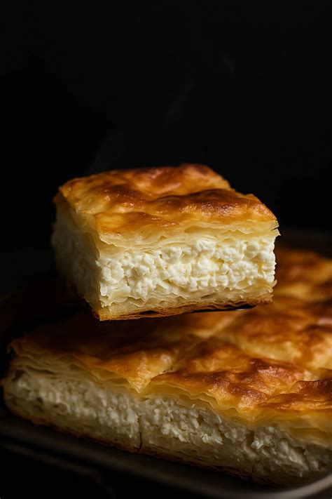 Pečena kvašena gibanica s skuto, zlatorjave barve